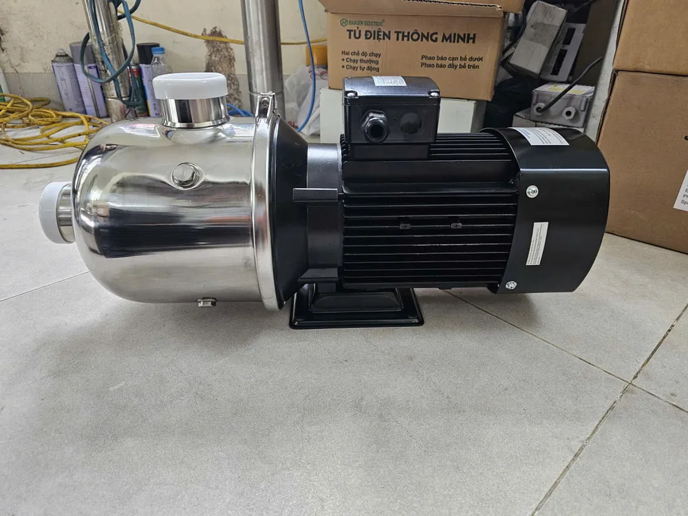 Hai bơm chìm nước thải thân inox đặt cạnh nhau